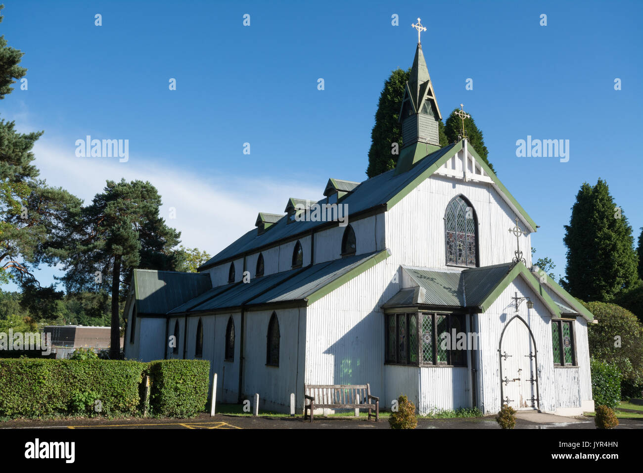Santa Barbara la chiesa Garrison a Deepcut nel Surrey, Regno Unito, con l'azzurro del cielo. Foto Stock