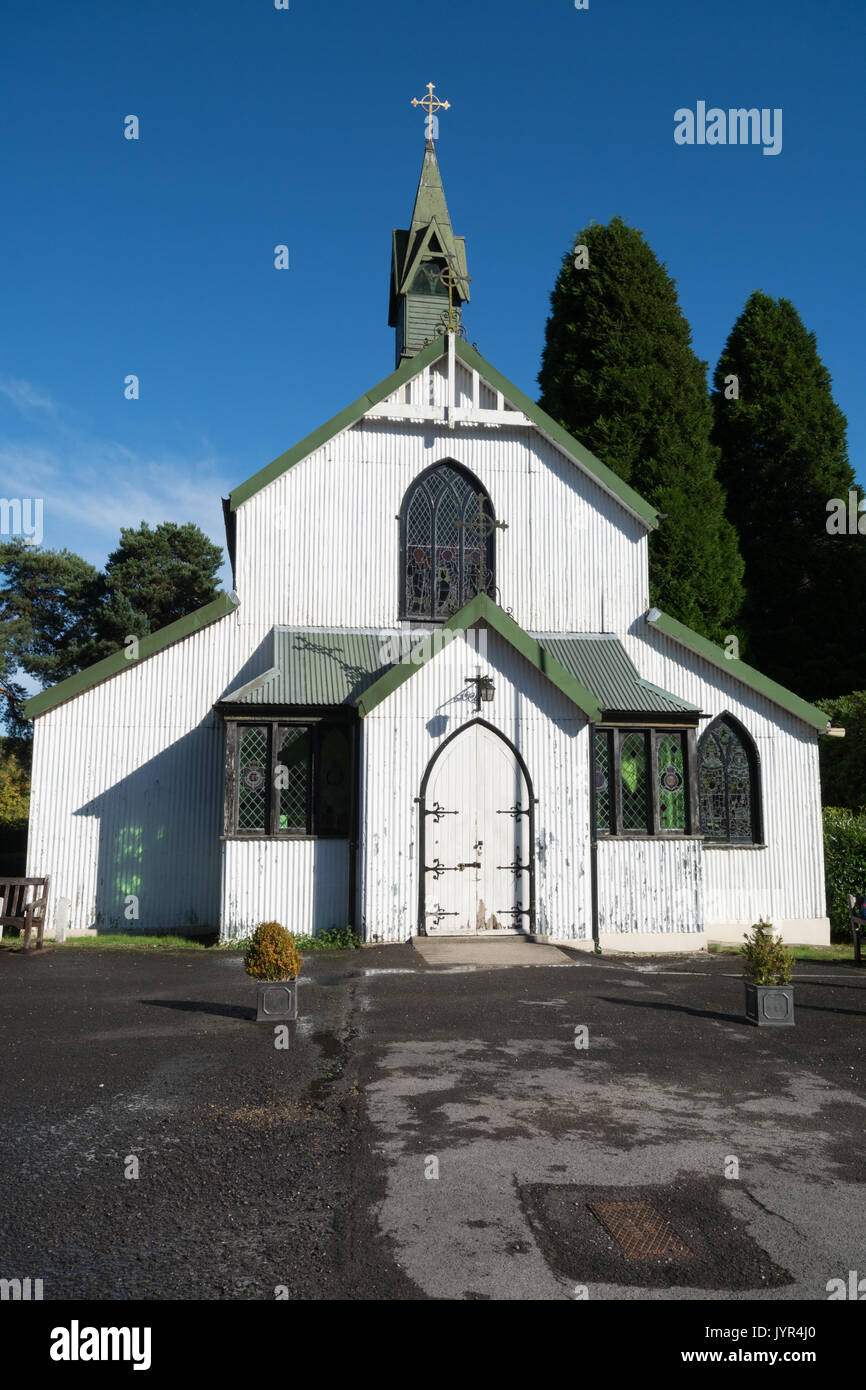 Santa Barbara la chiesa Garrison a Deepcut nel Surrey, Regno Unito, con l'azzurro del cielo. Foto Stock