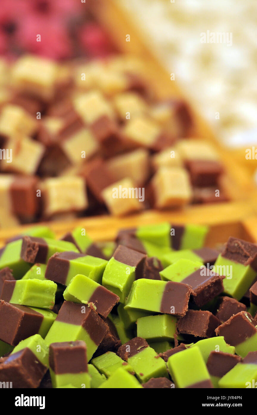 Fudge e pasticceria in vendita sul display a una fiera il festival di aglio dolci prelibatezze dolci caramelle e dolci fatti in casa indulgenza zuccherati Foto Stock