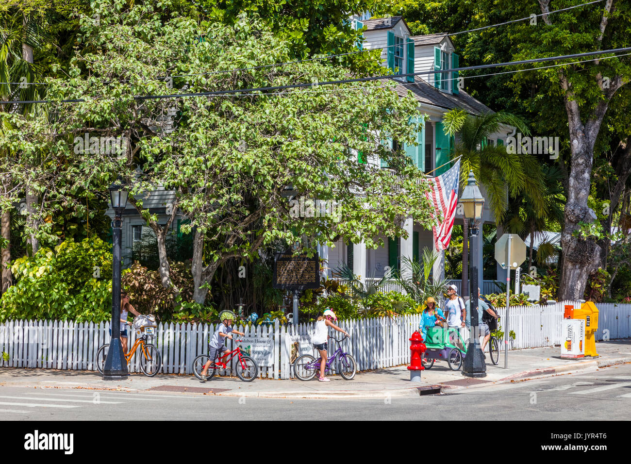 Persone a cavallo di biciclette in Key West Florida Foto Stock