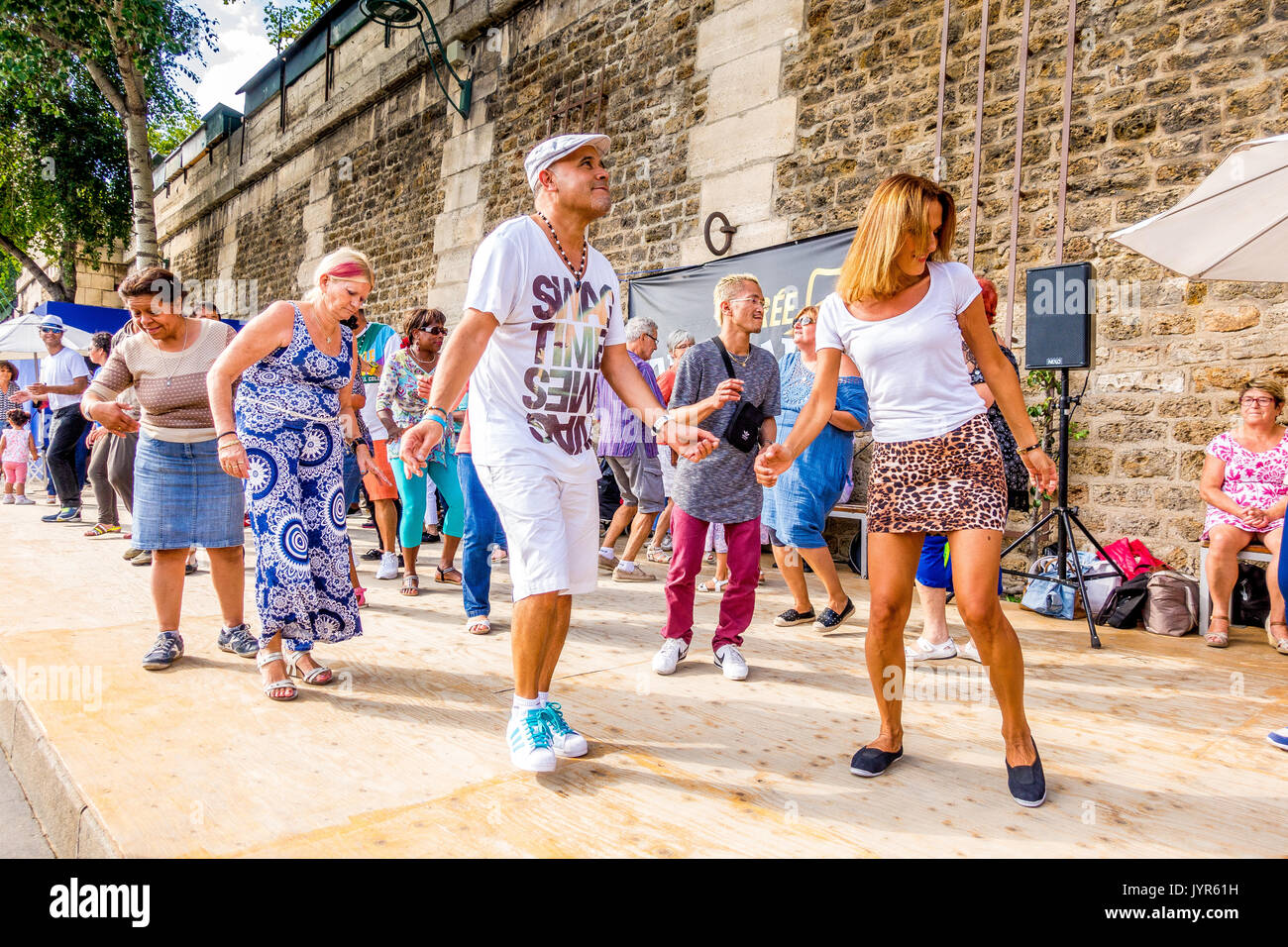 Le folle si riuniscono per i Paris Plages annuali per ballare il pomeriggio Foto Stock