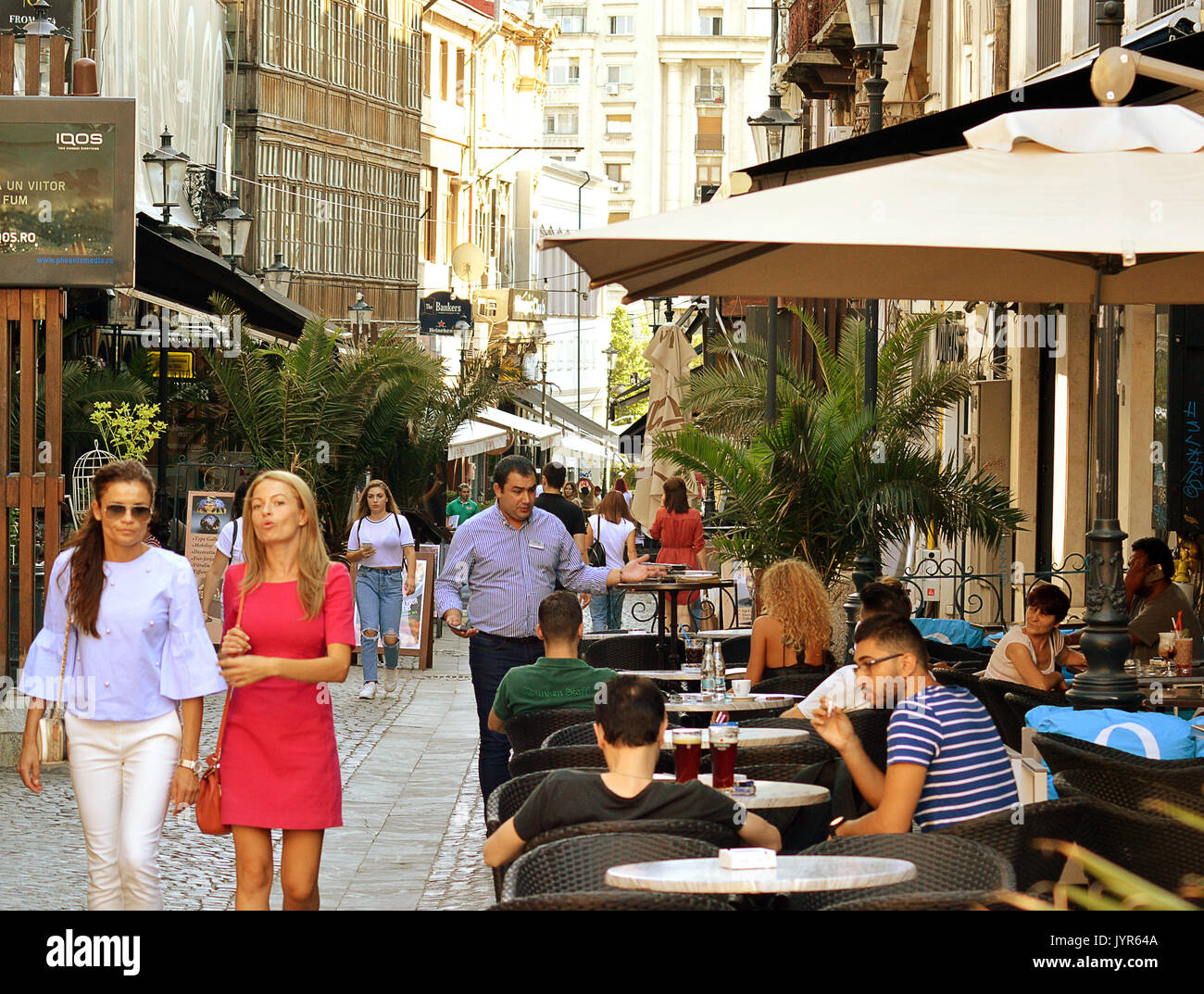 Bucarest, Romania - 18 August 2017: estate nel centro storico della città e per i turisti e la gente del posto a piedi attraverso le strade strette e sosta al caffè, bar Foto Stock