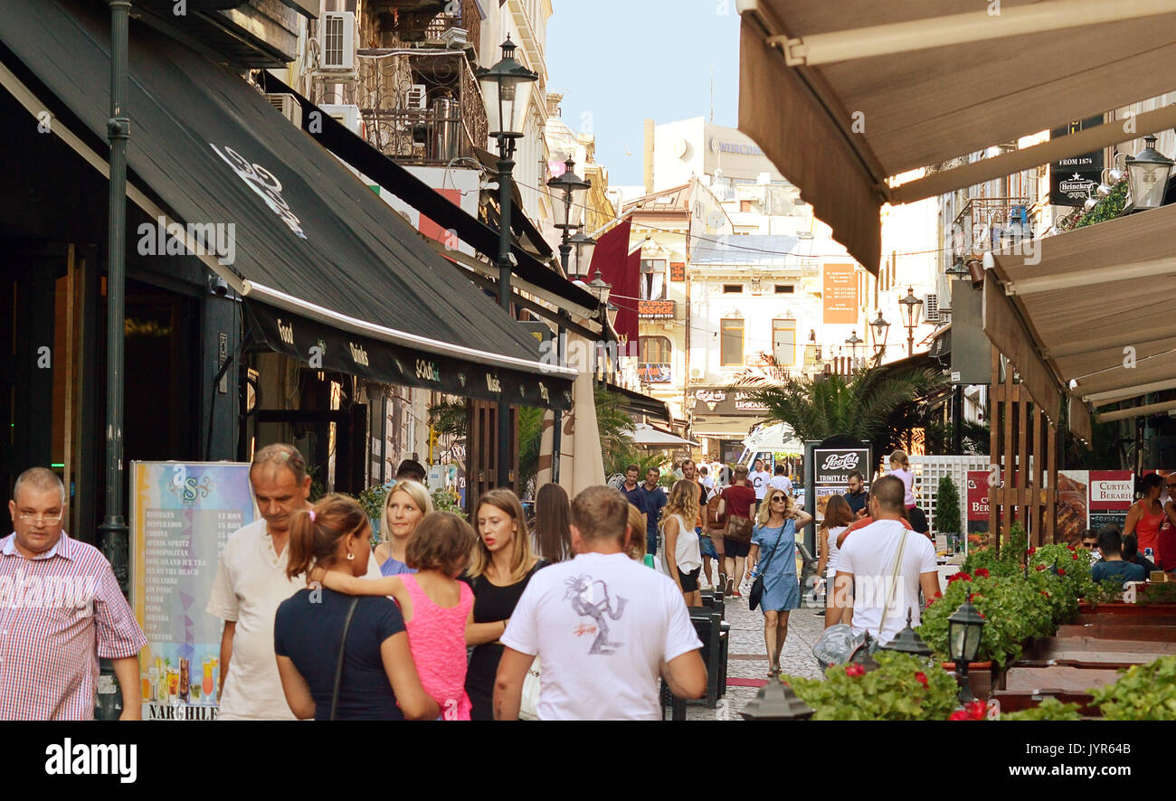 Bucarest, Romania - 18 August 2017: estate nel centro storico della città e per i turisti e la gente del posto a piedi attraverso le strette stradine in mezzo alle caffetterie, bar e Foto Stock