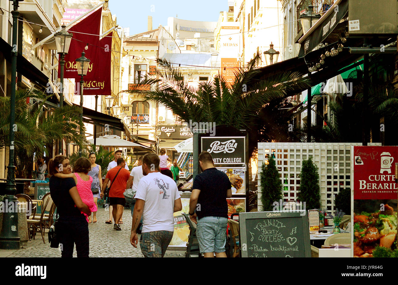 Bucarest, Romania - 18 August 2017: estate nel centro storico della città e per i turisti e la gente del posto a piedi attraverso le strette stradine in mezzo alle caffetterie, bar e Foto Stock