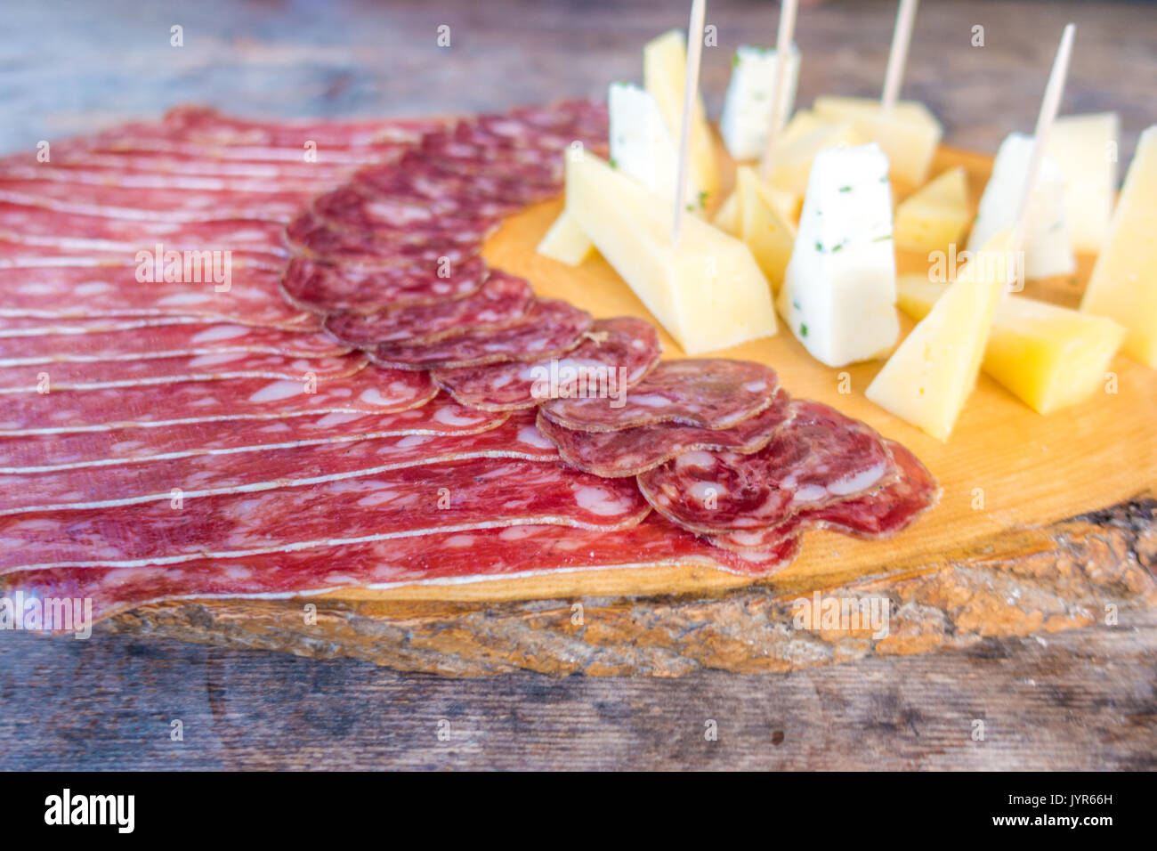 Carne fredda la piastra sul bordo di taglio su sfondo di legno Foto Stock