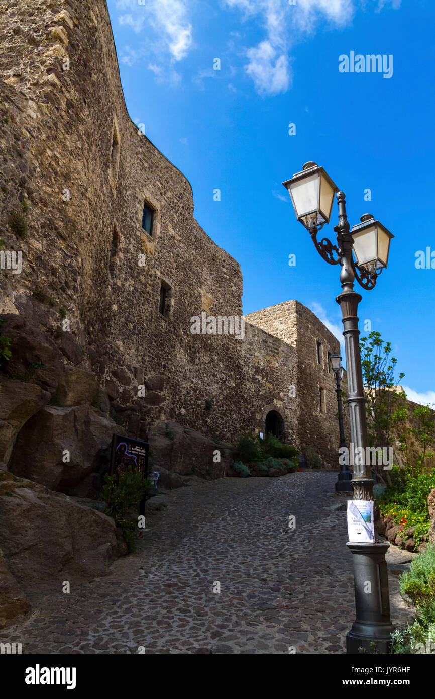 Vista dell'ingresso della vecchia fortezza di Castelsardo, provincia di Sassari, Sardegna, Italia, Europa. Foto Stock