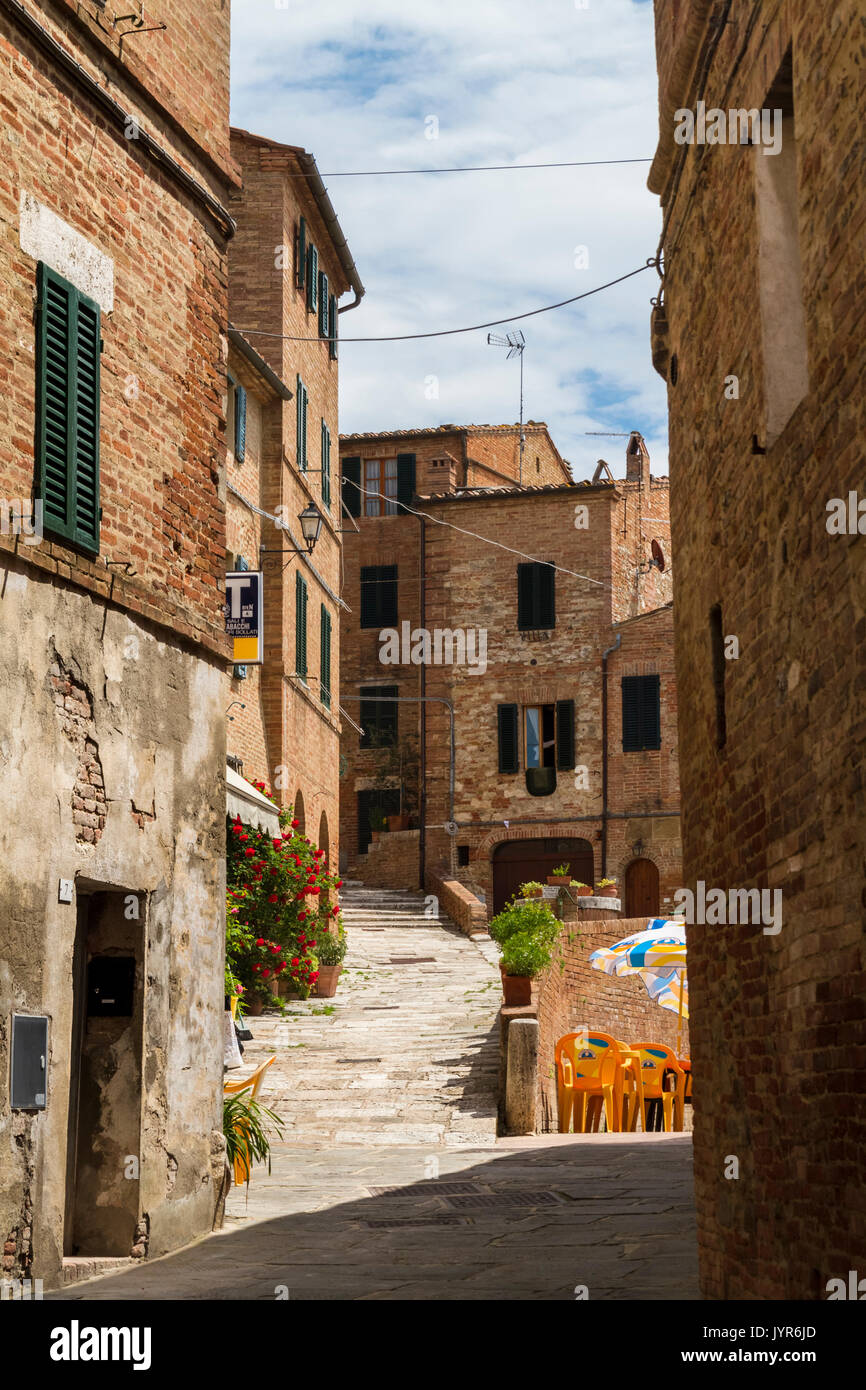 La strada della città vecchia di chiusure, una piccola cittadina vicino a Asciano, Val d'Orcia, Toscana, Italia. Foto Stock