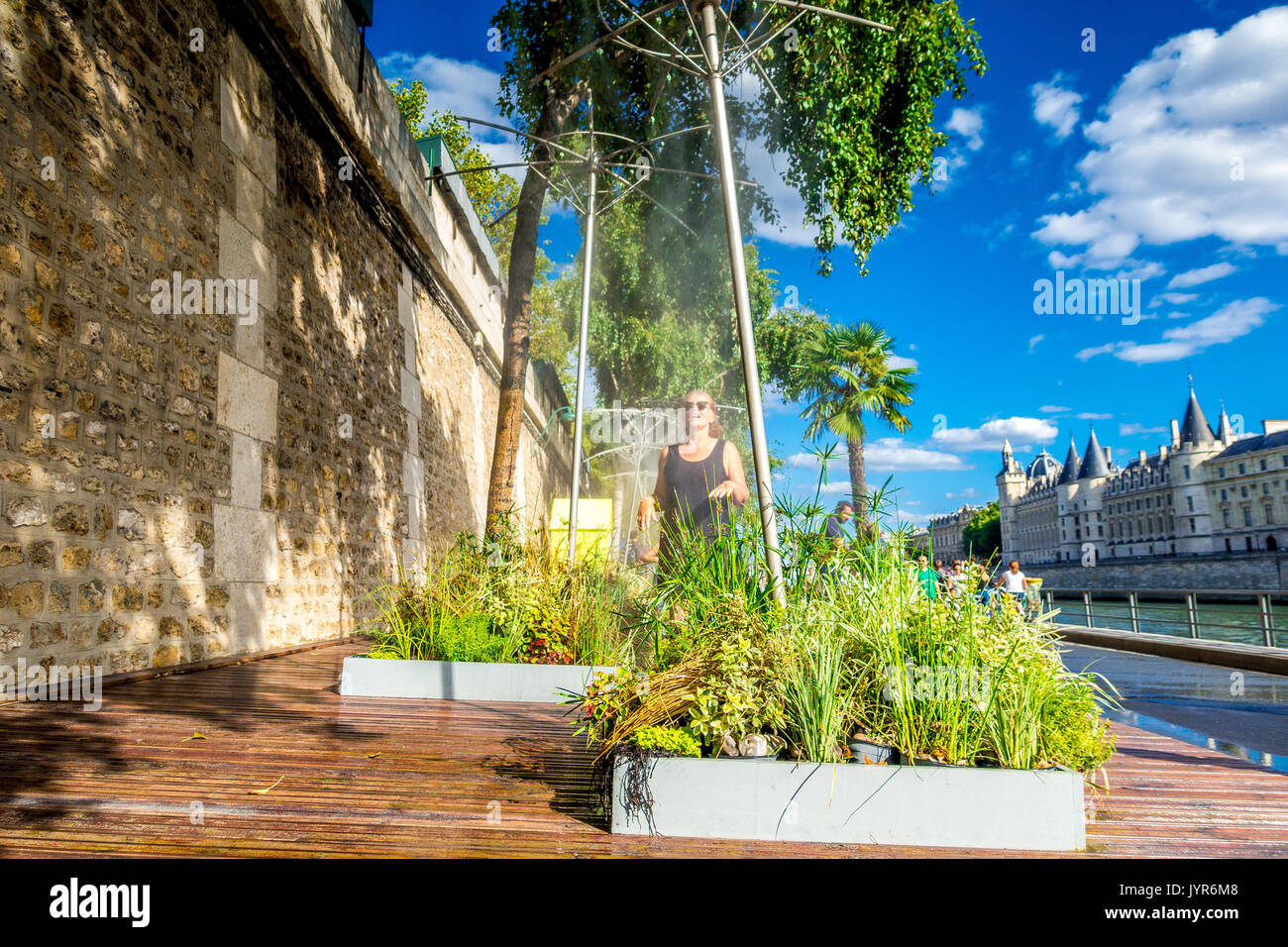 Sprinkler acqua forniscono sollievo dal caldo estivo durante il Paris Plages Foto Stock