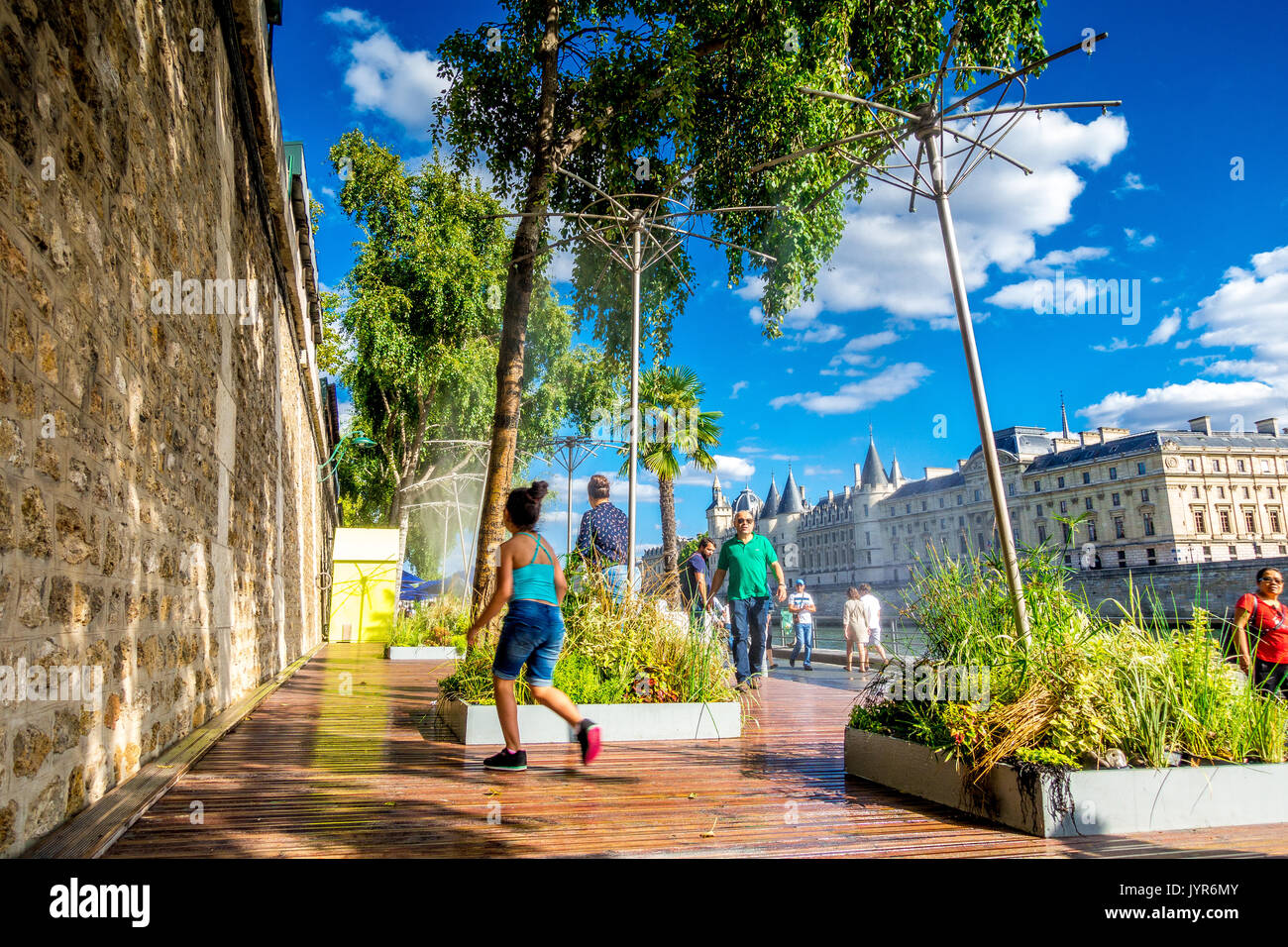 Sprinkler acqua forniscono sollievo dal caldo estivo durante il Paris Plages Foto Stock