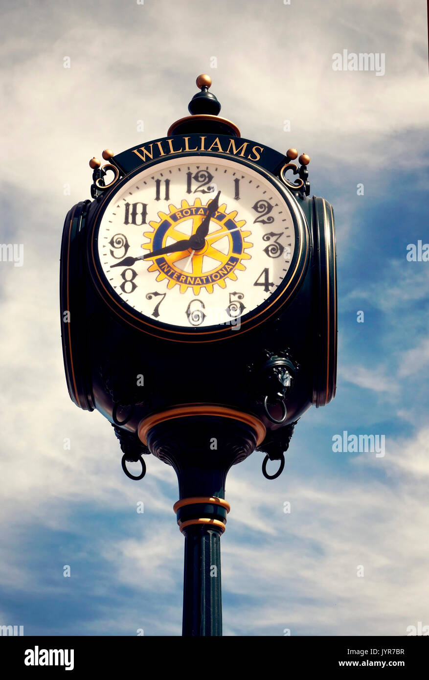 Orologio in Williams, AZ sul percorso 66 con sfondo con cielo nuvoloso Foto Stock