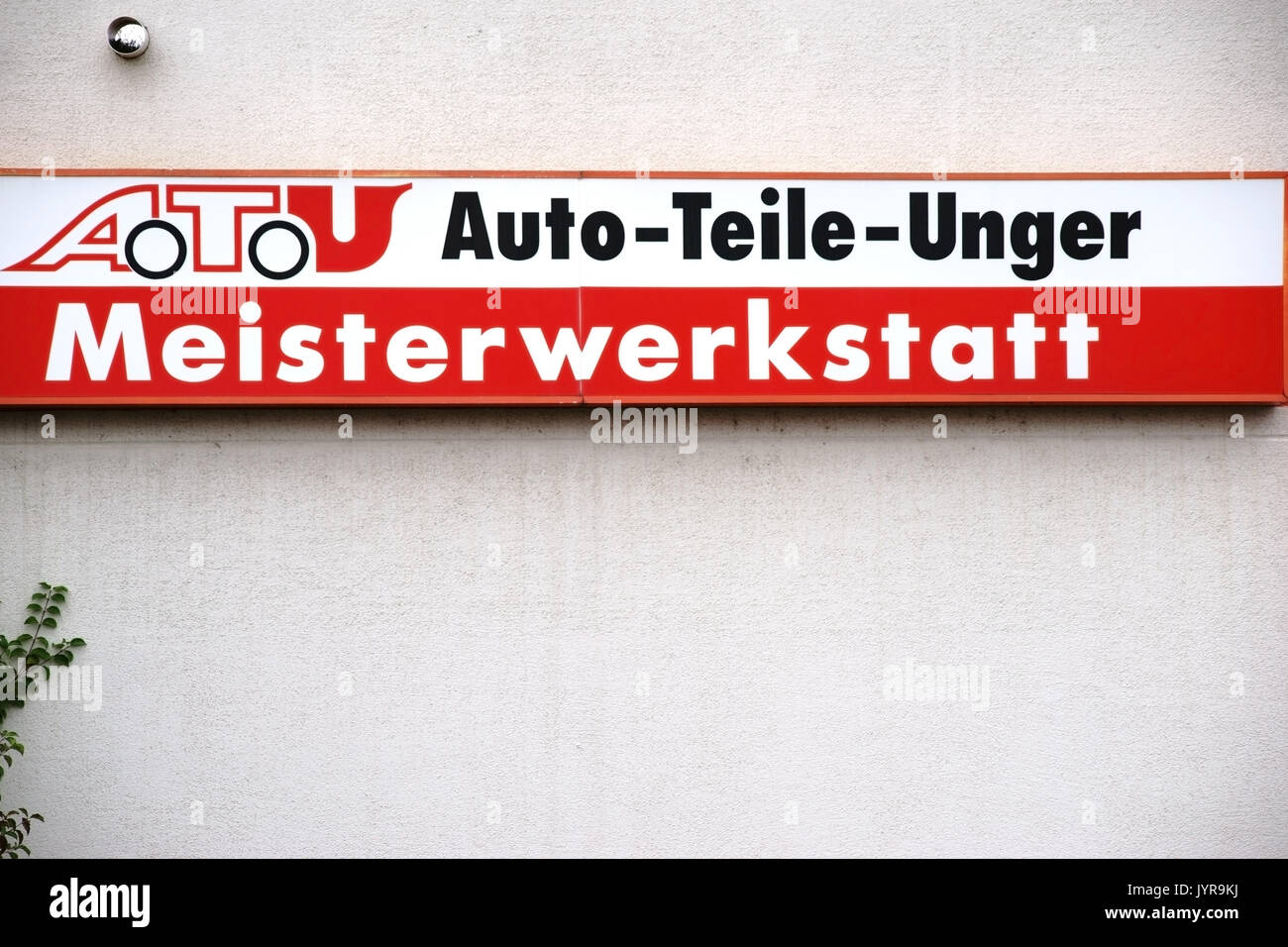 Mainz, Germania - 16 Luglio 2017: la società segno del garage e caricatore pneumatico ATU, ricambi per auto Unger, sulla facciata di un edificio sulla luglio 16, 2017 in Foto Stock