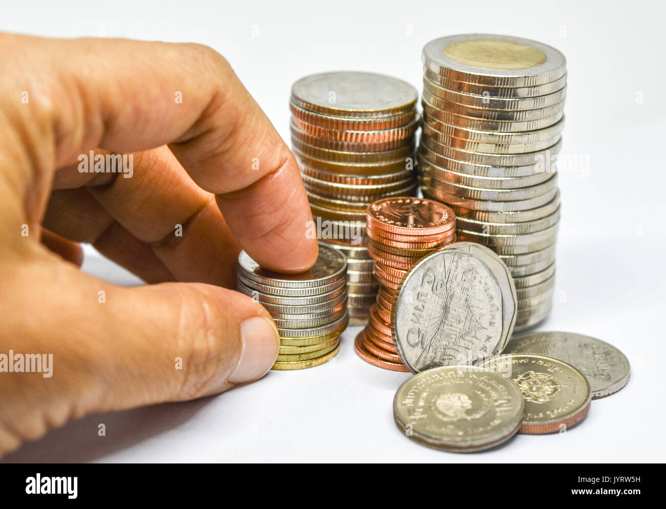 Monete tailandese stack su sfondo bianco,salvataggio di concetto per il futuro o di pensionamento. Foto Stock