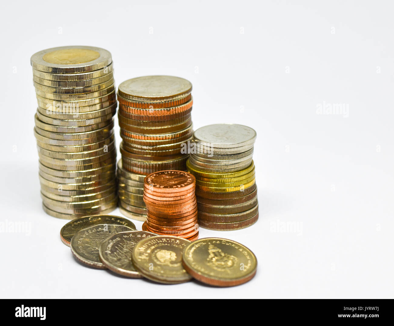 Monete tailandese stack su sfondo bianco,salvataggio di concetto per il futuro o di pensionamento. Foto Stock