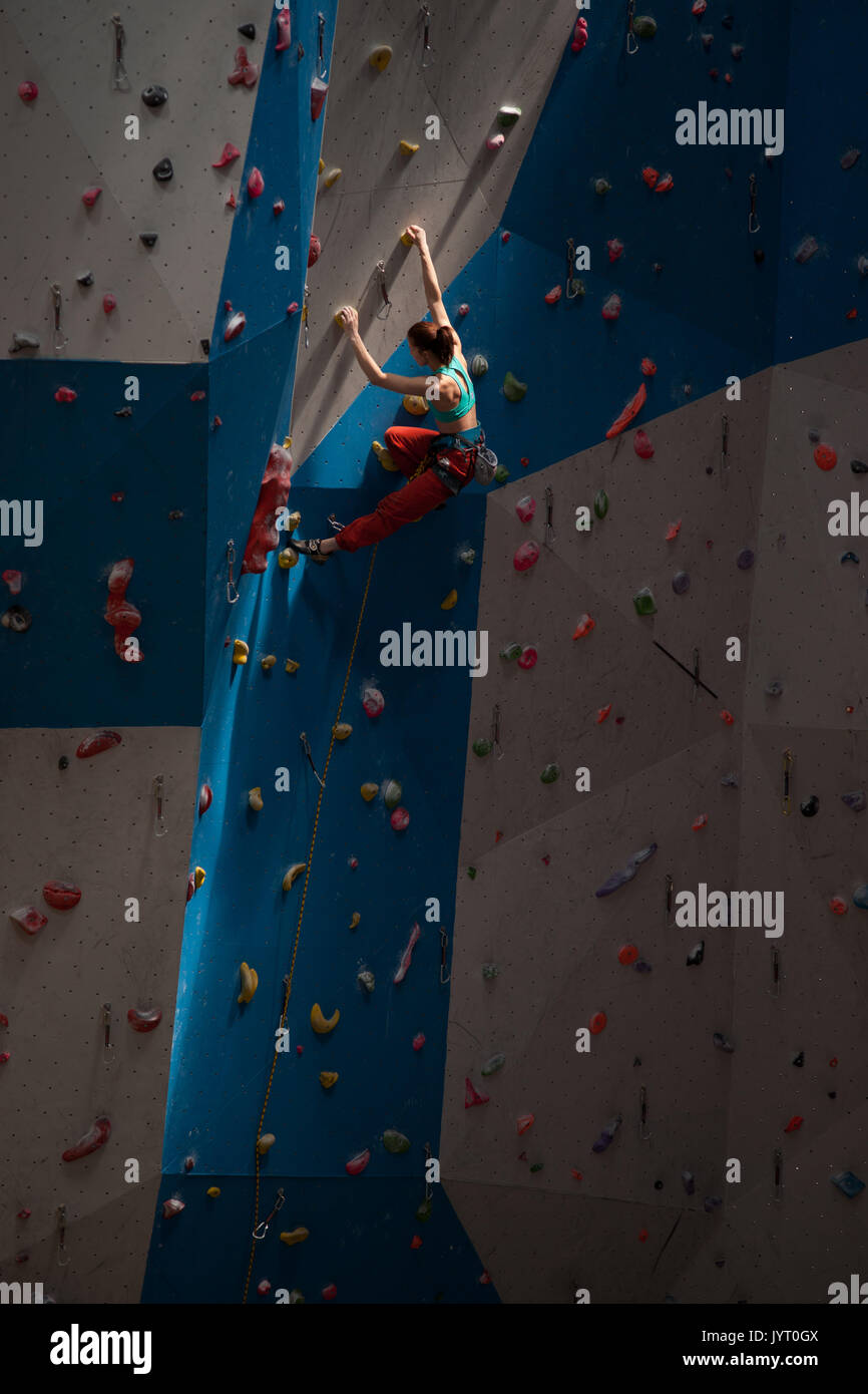 Giovane donna in arrampicata indoor. l'Europa. Foto Stock