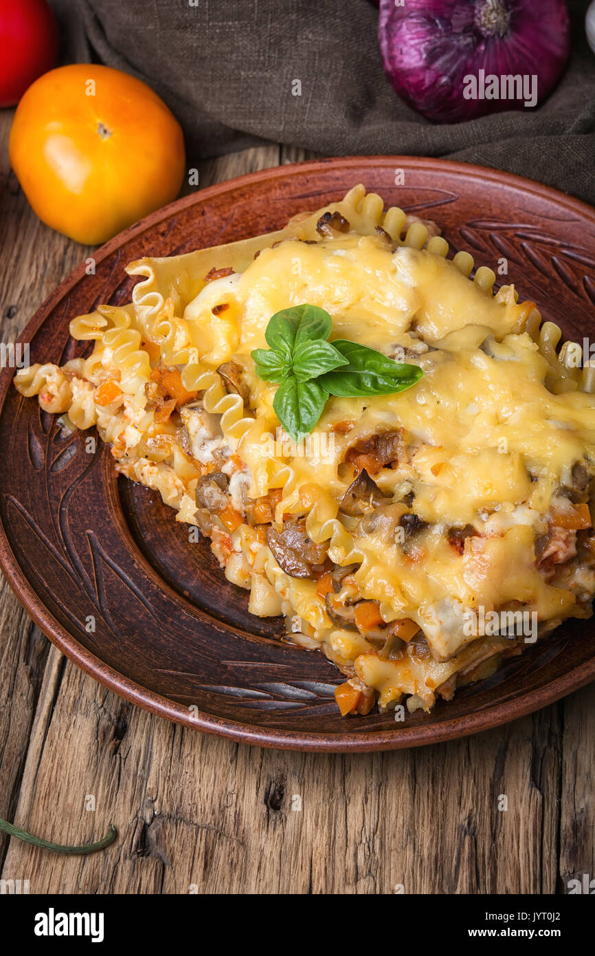 Classico tradizionale le lasagne italiane su legno sfondo rustico Foto Stock