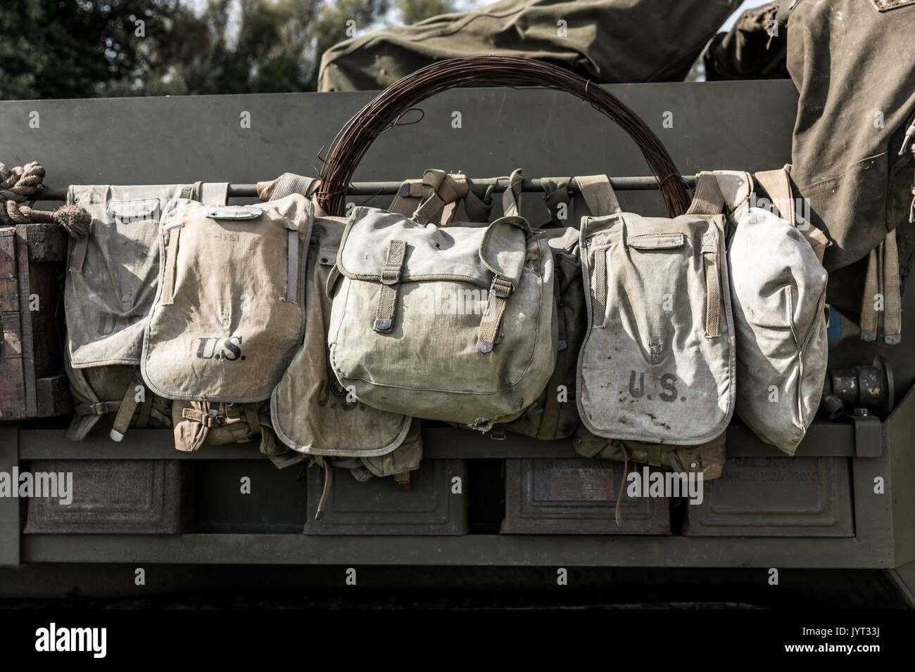 Vecchio militari USA sacchi appesi sulla parte posteriore di un veicolo Foto Stock