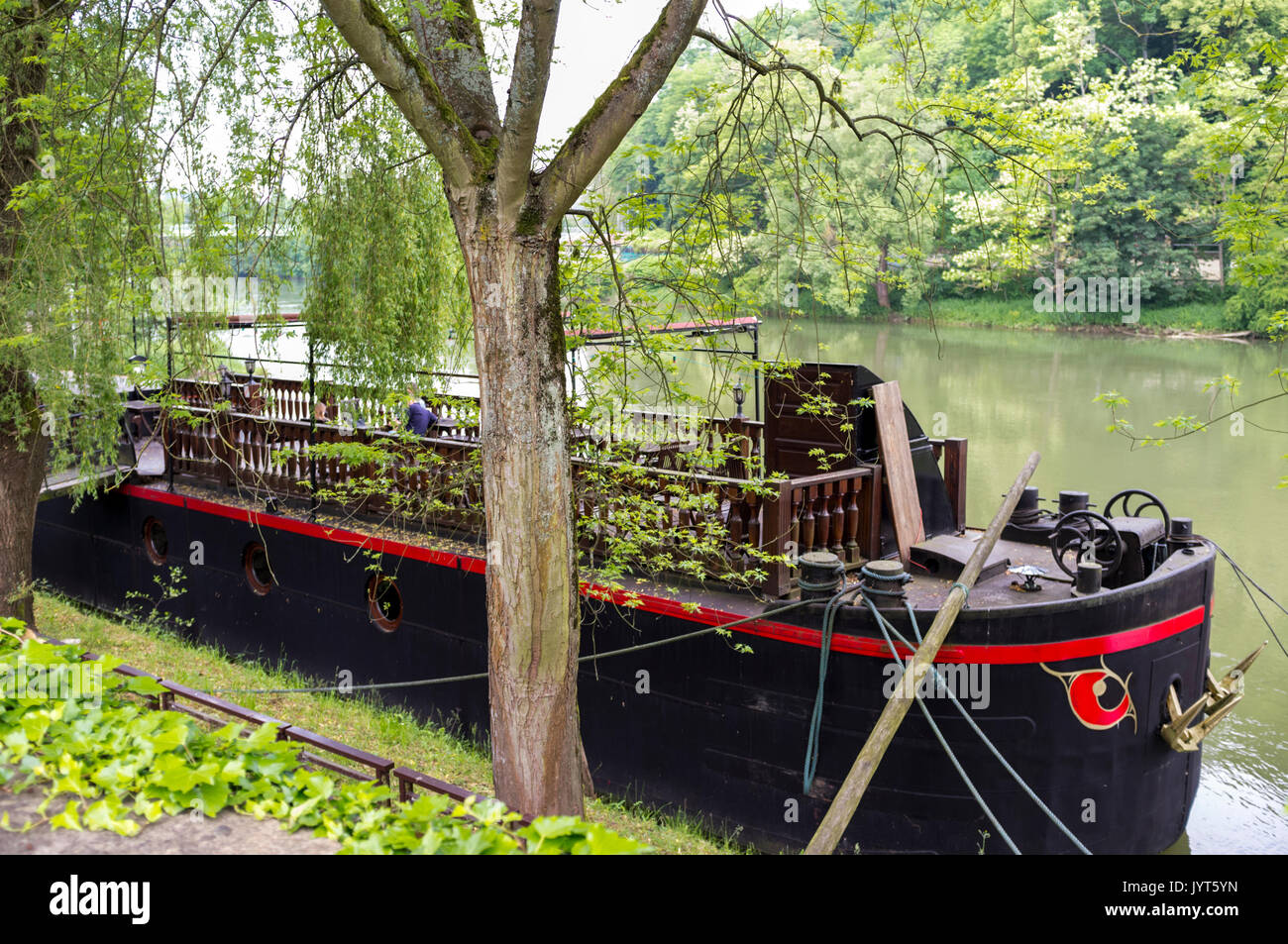 Vecchia chiatta di legno sul fiume di Charleville-Mezieres, nel nord della Francia Foto Stock