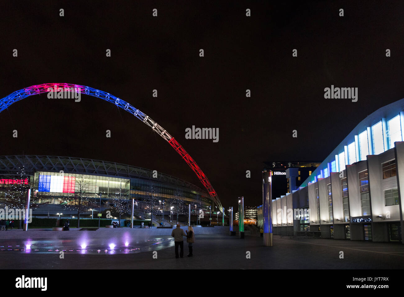 Wembley Stadium Arco illuminato blu, bianco e rosso, i colori del Tricolore in solidarietà con la Francia Foto Stock