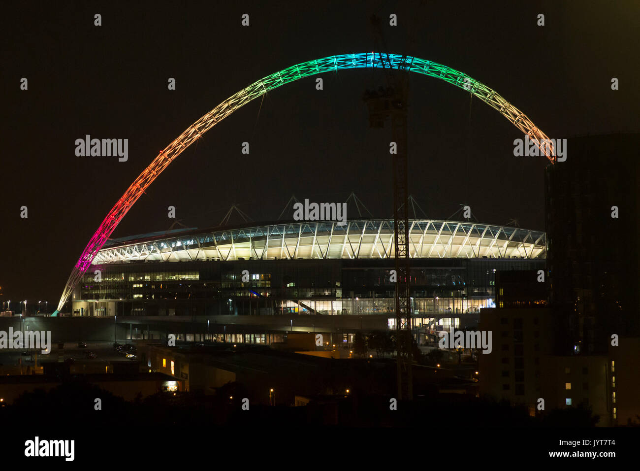 Wembley National Stadium iconici arch accesi colori dell'arcobaleno Foto Stock
