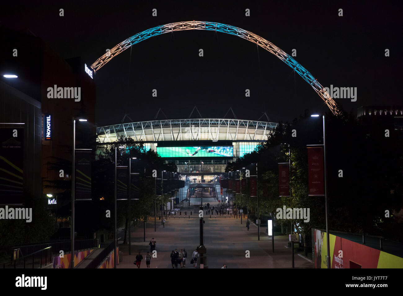 Wembley National Stadium iconici arch accesi colori dell'arcobaleno Foto Stock