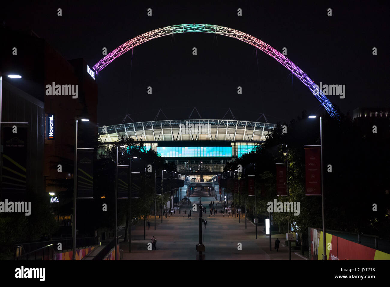 Wembley National Stadium iconici arch accesi colori dell'arcobaleno Foto Stock
