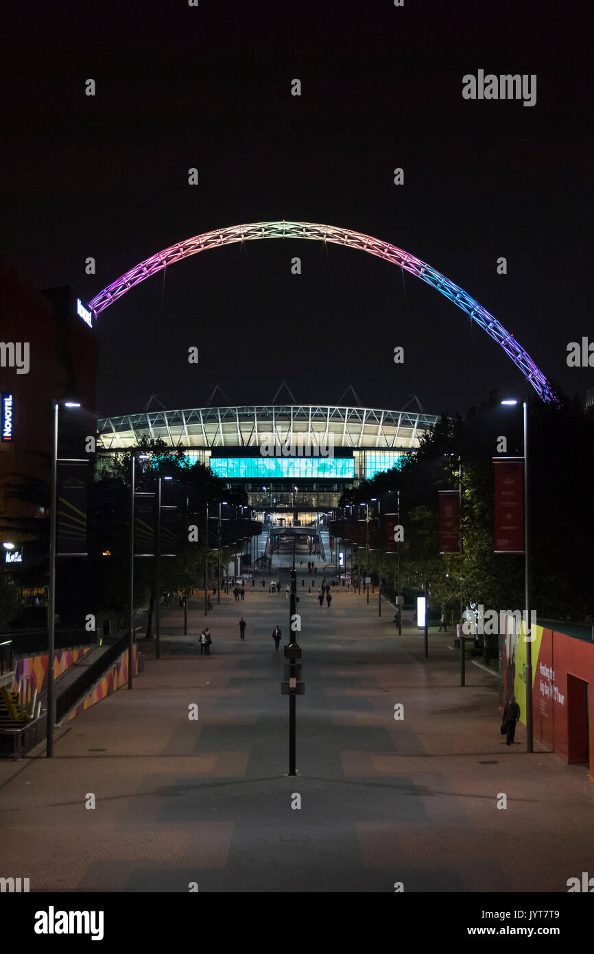 Wembley National Stadium iconici arch accesi colori dell'arcobaleno Foto Stock