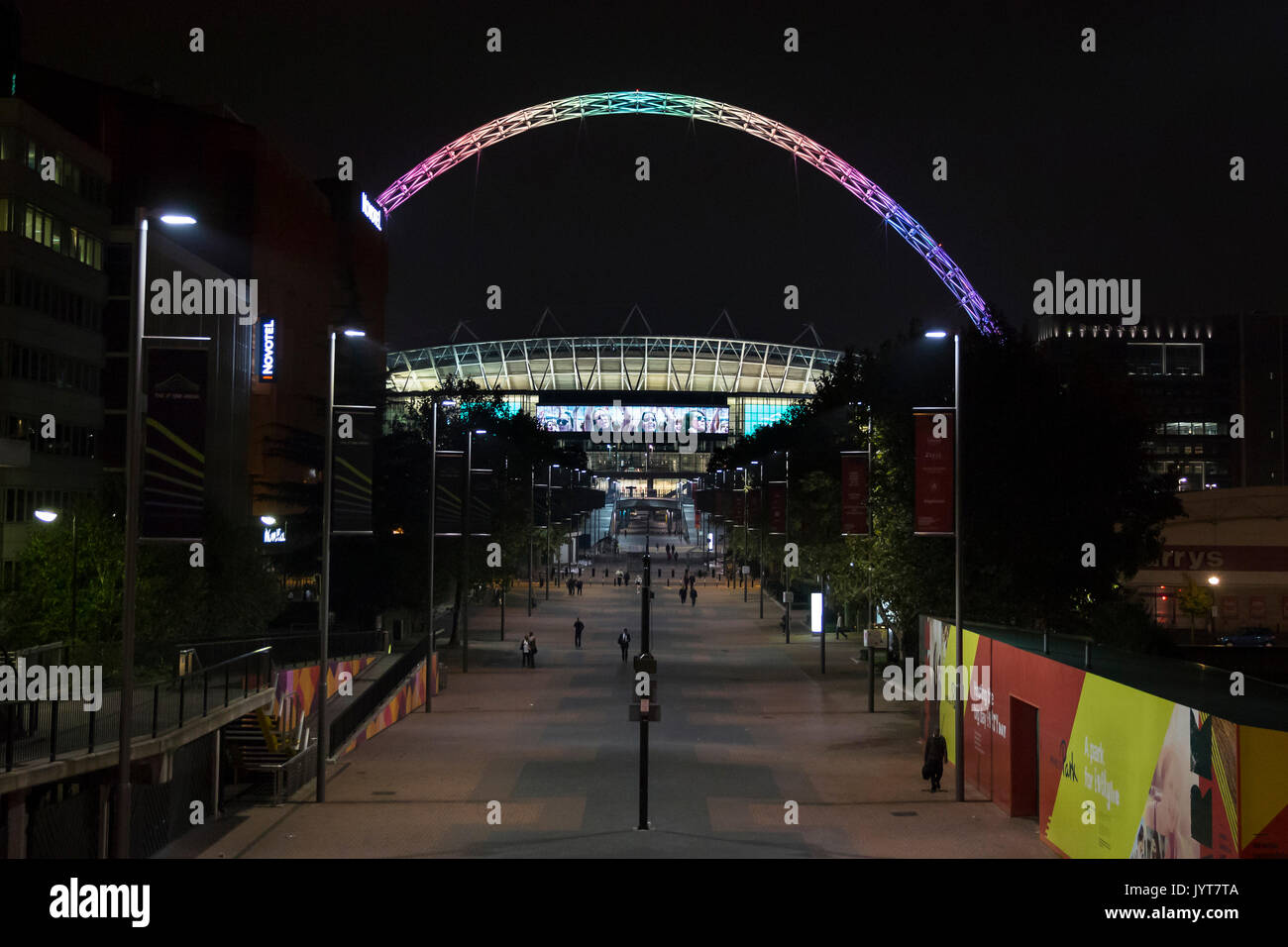 Wembley National Stadium iconici arch accesi colori dell'arcobaleno Foto Stock