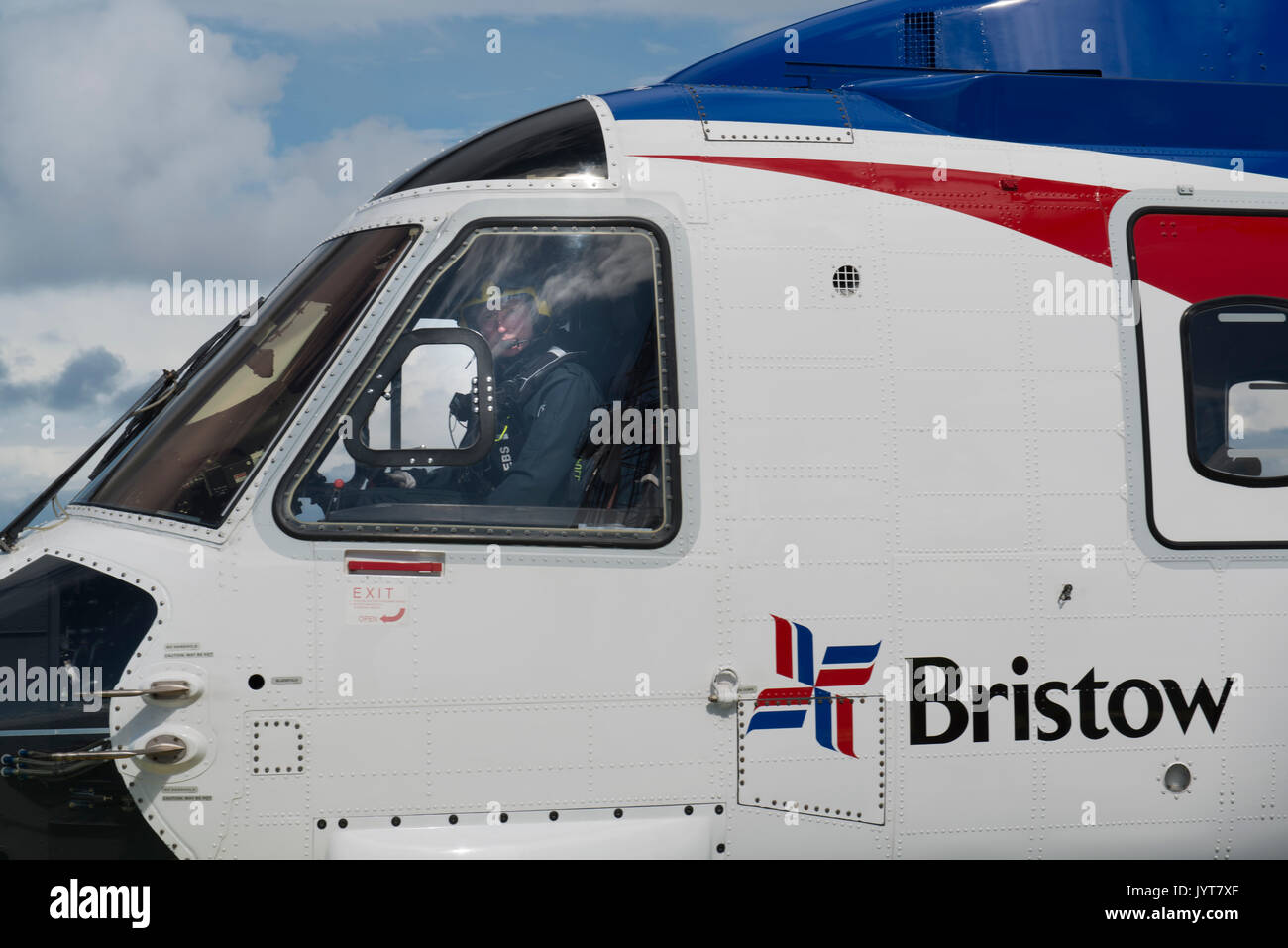 Elicottero bristow, lo sbarco su un mare del Nord il petrolio e il gas piattaforma. Credito: lee ramsden / alamy Foto Stock