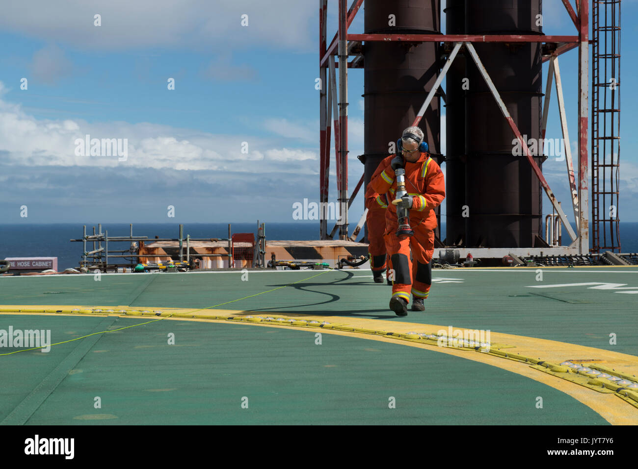 Il petrolio del Mare del nord e il gas piattaforma. helideck team, il rifornimento di carburante. Credito: lee ramsden / alamy Foto Stock