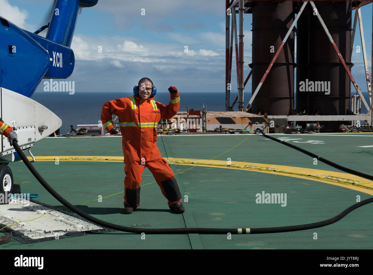 Elicottero bristow, lo sbarco su un mare del Nord il petrolio e il gas piattaforma. helideck team rifornimento, credito: lee ramsden / alamy Foto Stock