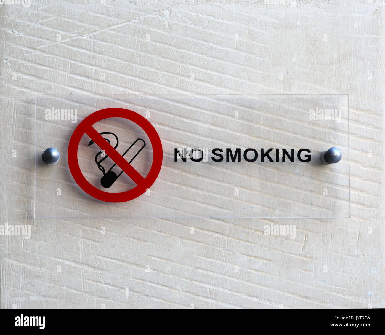 Non fumare avviso sul muro bianco Foto Stock