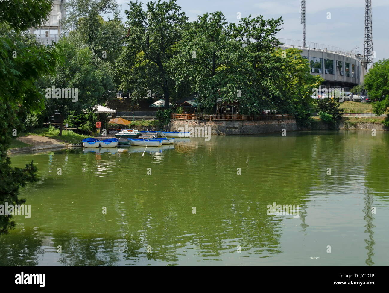 Accogliente spazio per il relax estivo con pontile in legno e in barca nel lago Ariana, parco Borisova Gradina, Sofia, Bulgaria Foto Stock
