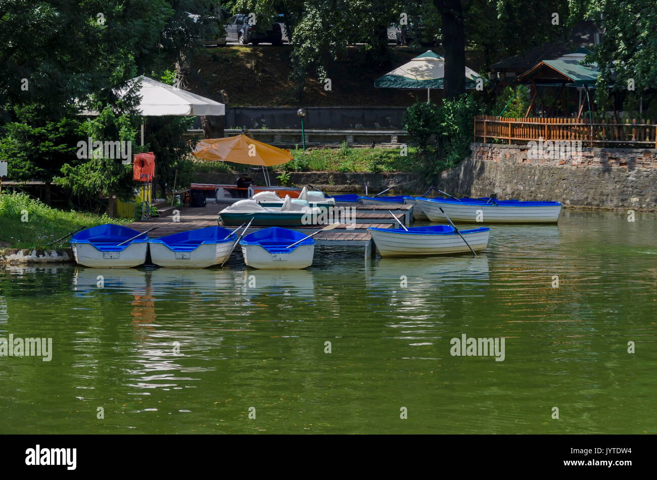 Accogliente spazio per il relax estivo con pontile in legno e in barca nel lago Ariana, parco Borisova Gradina, Sofia, Bulgaria Foto Stock