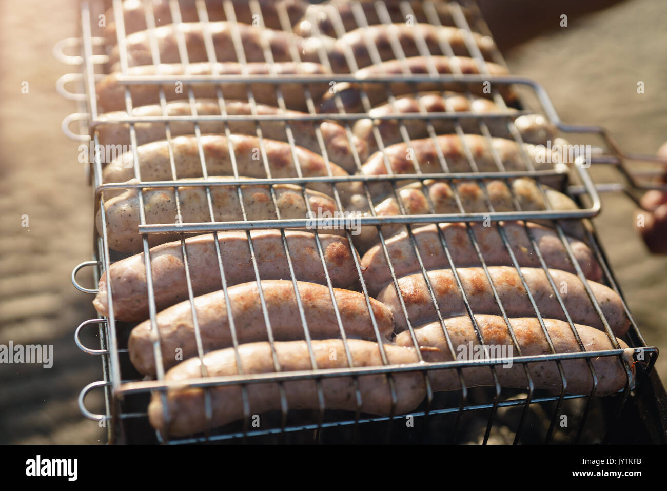 Closeup colpo di preparare le salsicce sul barbecue all'aperto Foto Stock