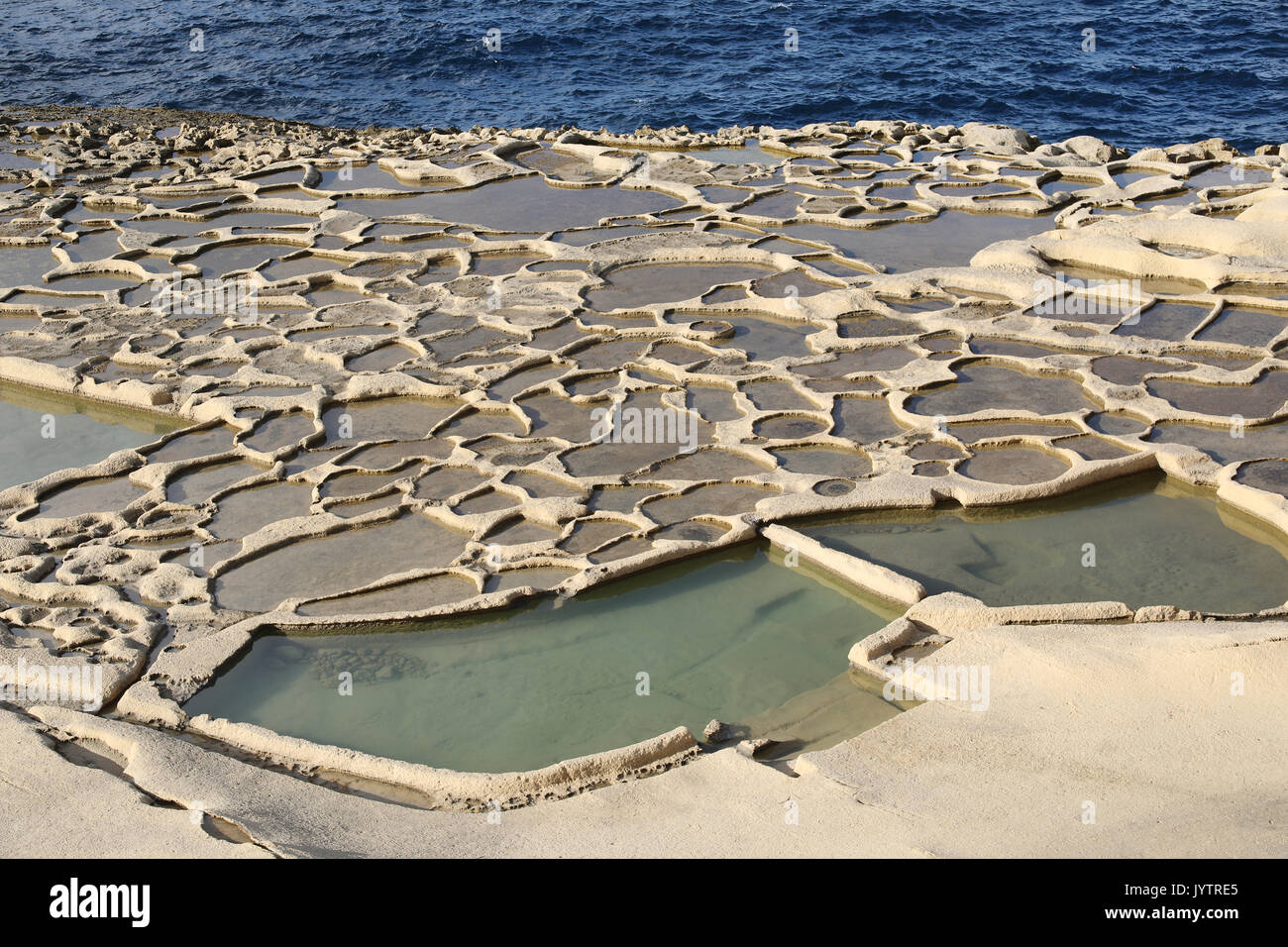 Sale stagni di evaporazione al largo della costa di Gozo Foto Stock