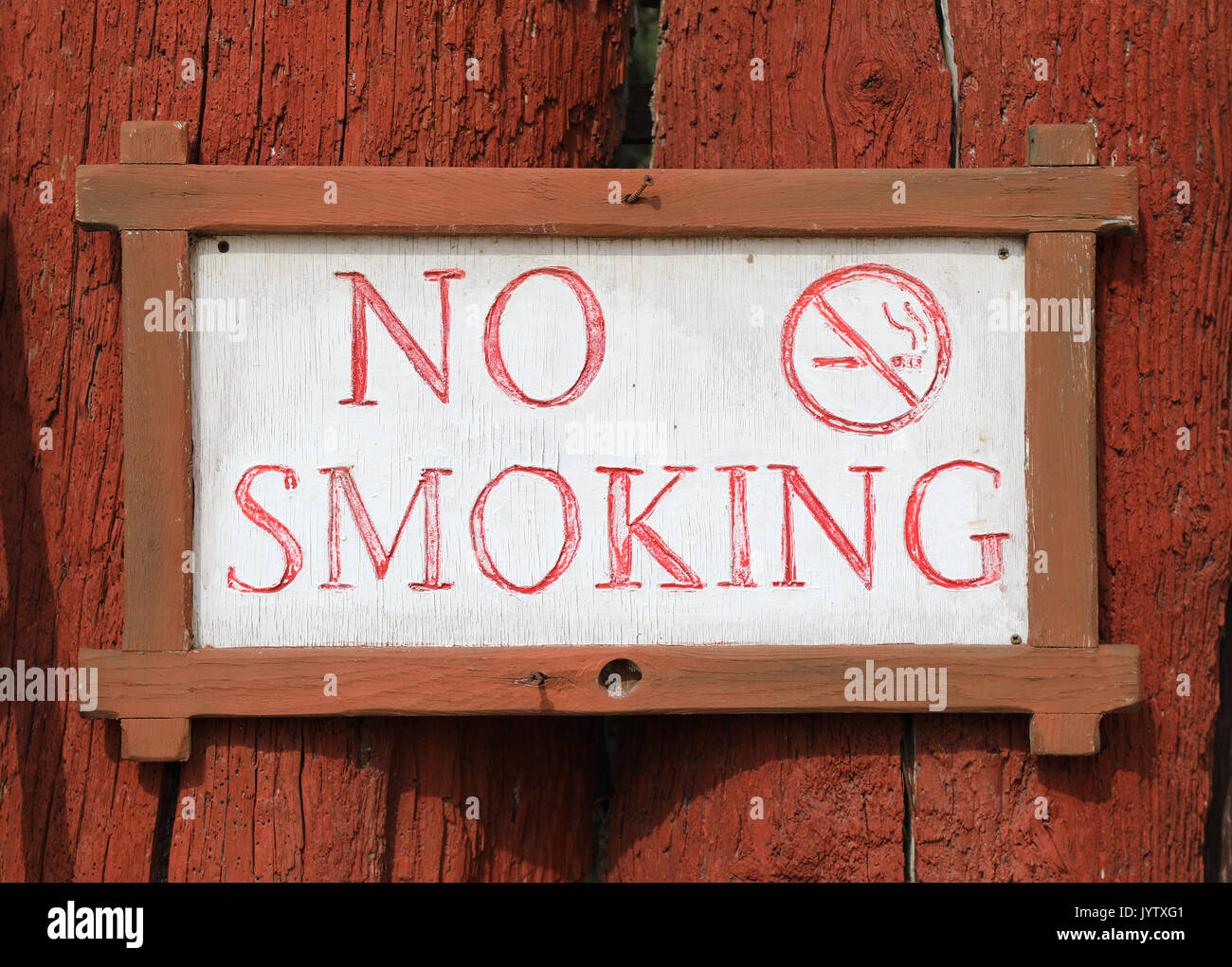 Non fumare avviso su legno Foto Stock