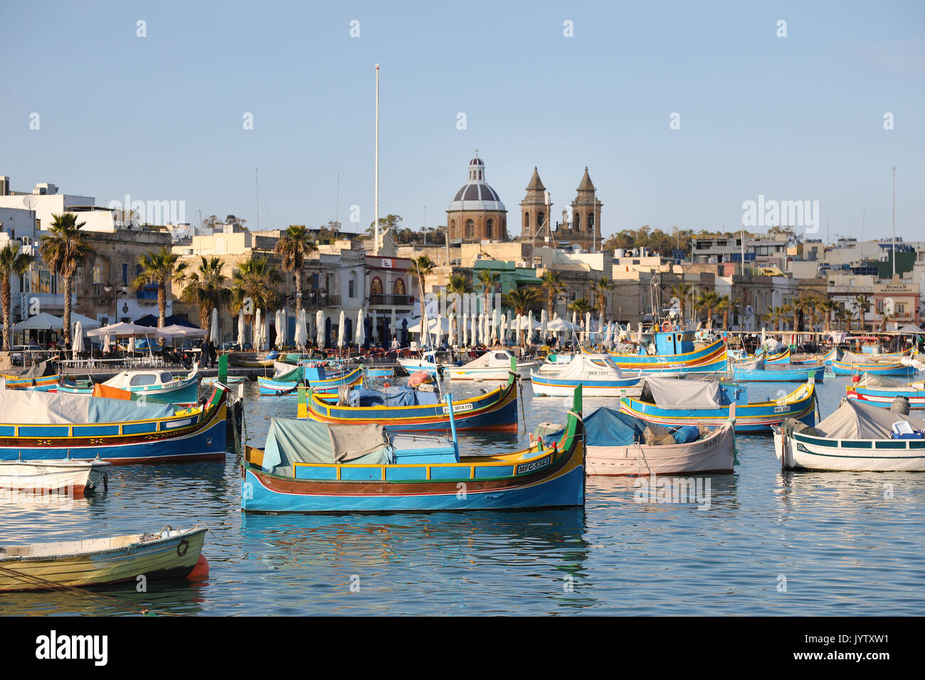 Tradizionale colorate barche da pesca Luzzu ormeggiato a Marsaxlokk (Marsascala) Harbour, Malta Foto Stock