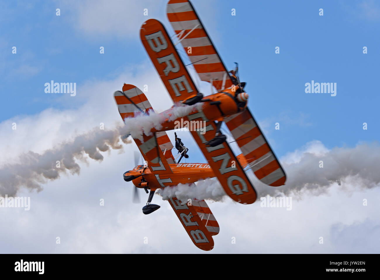 Breitling Wingwalkers allo spettacolo aereo Biggin Hill Festival of Flight Foto Stock