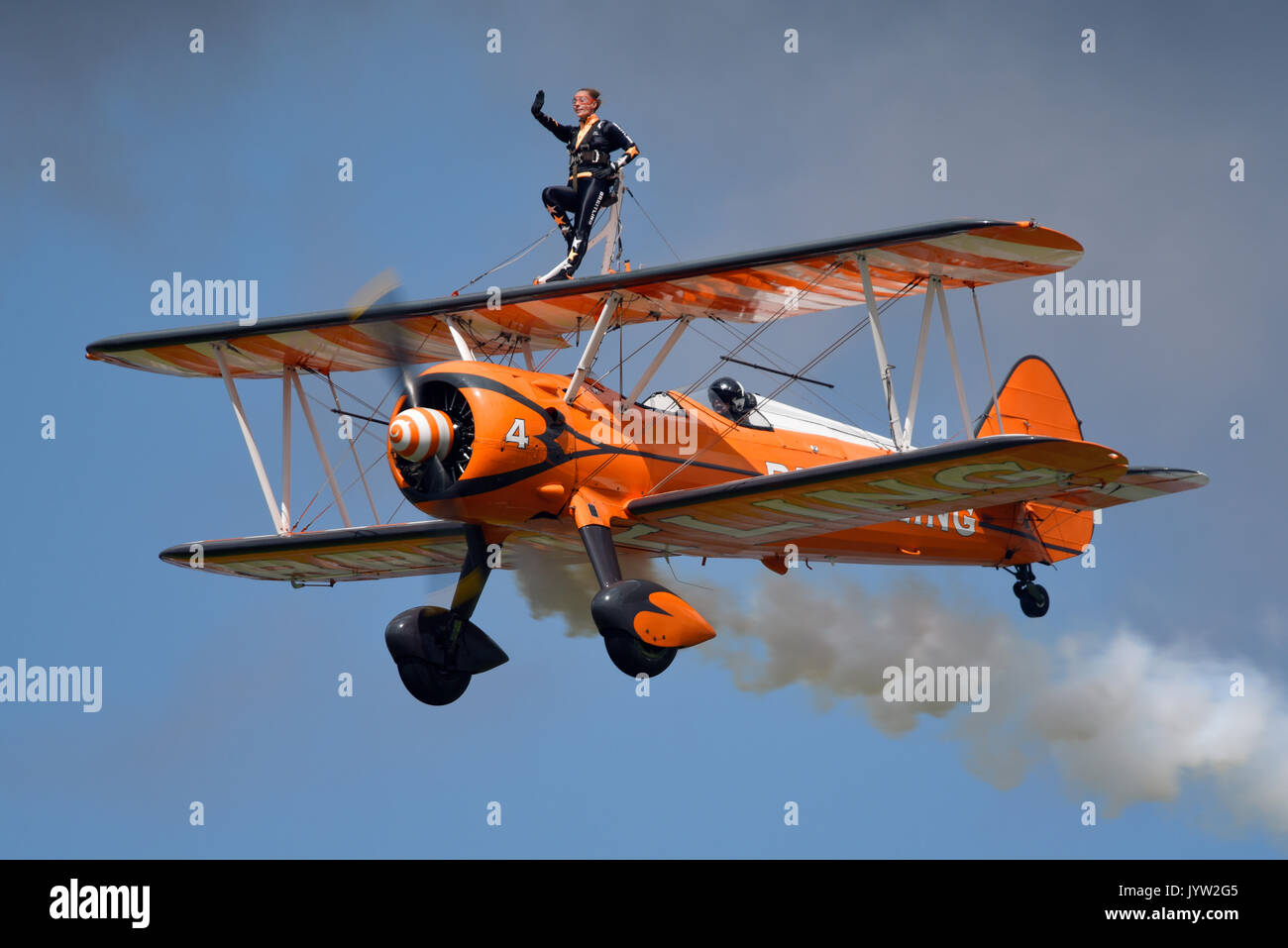 Breitling Wingwalkers allo spettacolo aereo Biggin Hill Festival of Flight Foto Stock
