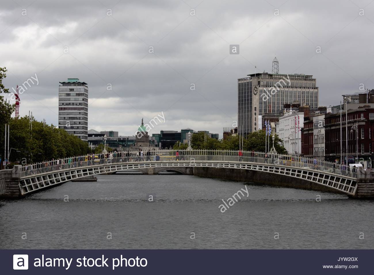 Una vista del fiume Liffey e il centro cittadino di Dublino in una giornata grigia in Irlanda Foto Stock