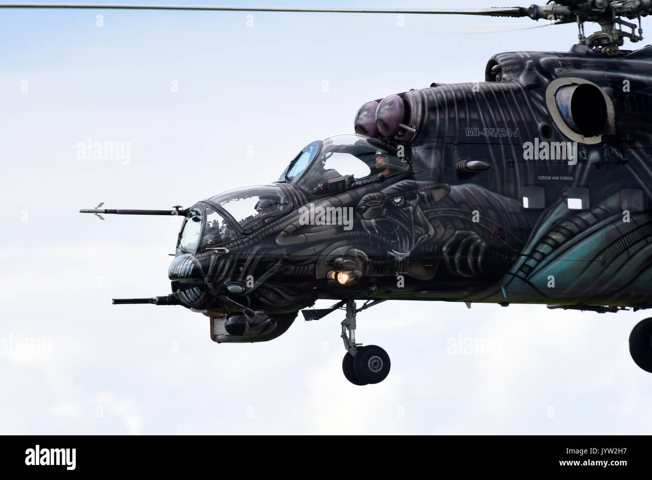 Mil Mi-24 Mi-35 Hind gunship elicottero d'assalto della Czech Air Force in Alien speciale schema di verniciatura a Biggin Hill Festival di airshow di volo Foto Stock