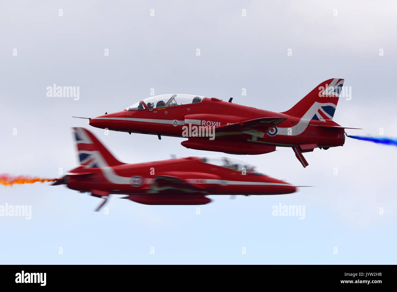 Pass dell'opposizione alle frecce rosse della Royal Air Force vicino alla fiera aerea Biggin Hill Festival of Flight Foto Stock