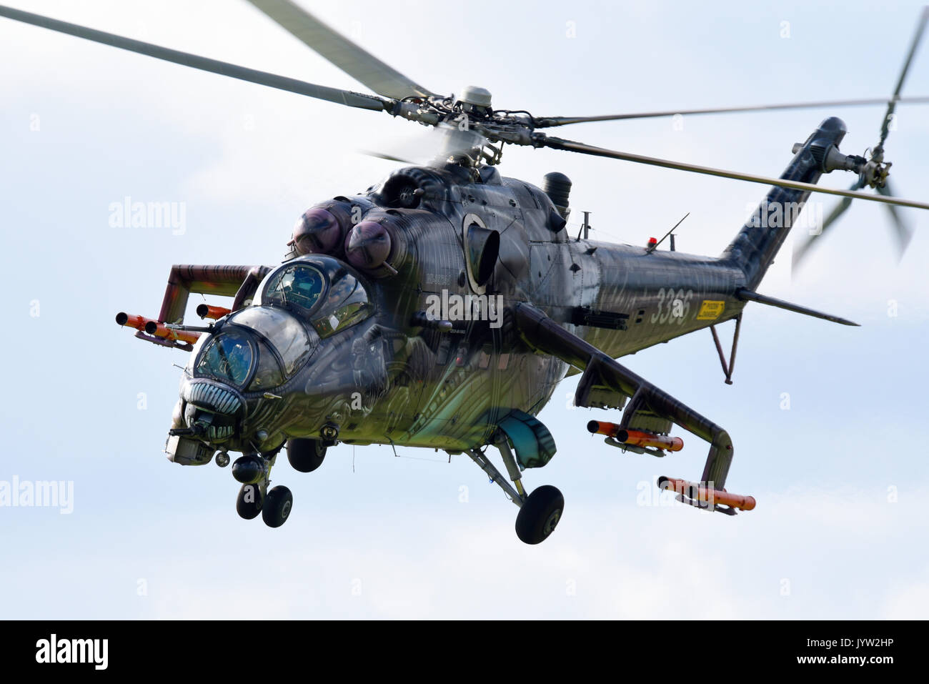 Mil Mi-24 Mi-35 Hind gunship elicottero d'assalto della Czech Air Force in Alien speciale schema di verniciatura a Biggin Hill Festival di airshow di volo Foto Stock