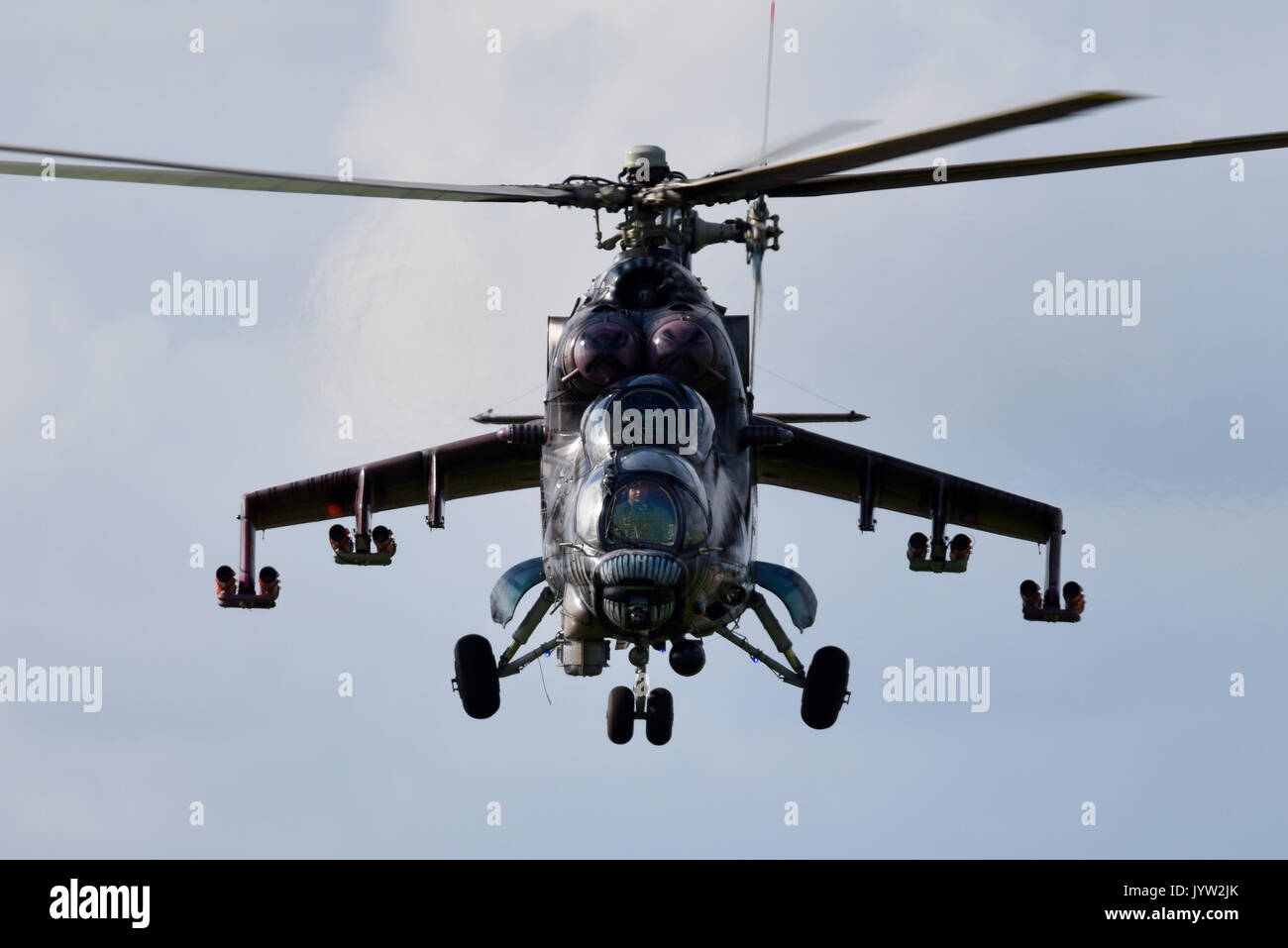 Mil Mi-24 Mi-35 Hind gunship elicottero d'assalto della Czech Air Force in Alien speciale schema di verniciatura a Biggin Hill Festival di airshow di volo Foto Stock