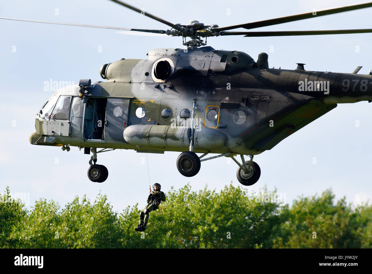 Elicottero d'assalto MIL mi-171 dell'Aeronautica militare ceca che solleva un uomo al Biggin Hill Festival of Flight Airshow Foto Stock