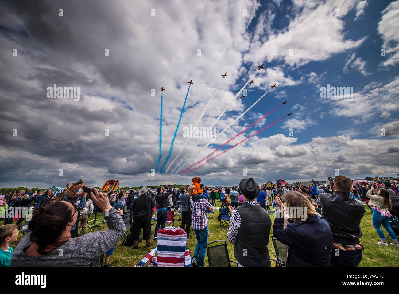 Le frecce rosse della Royal Air Force mostrano la squadra che arriva sopra la folla per esporre al Biggin Hill Festival of Flight Airshow Foto Stock