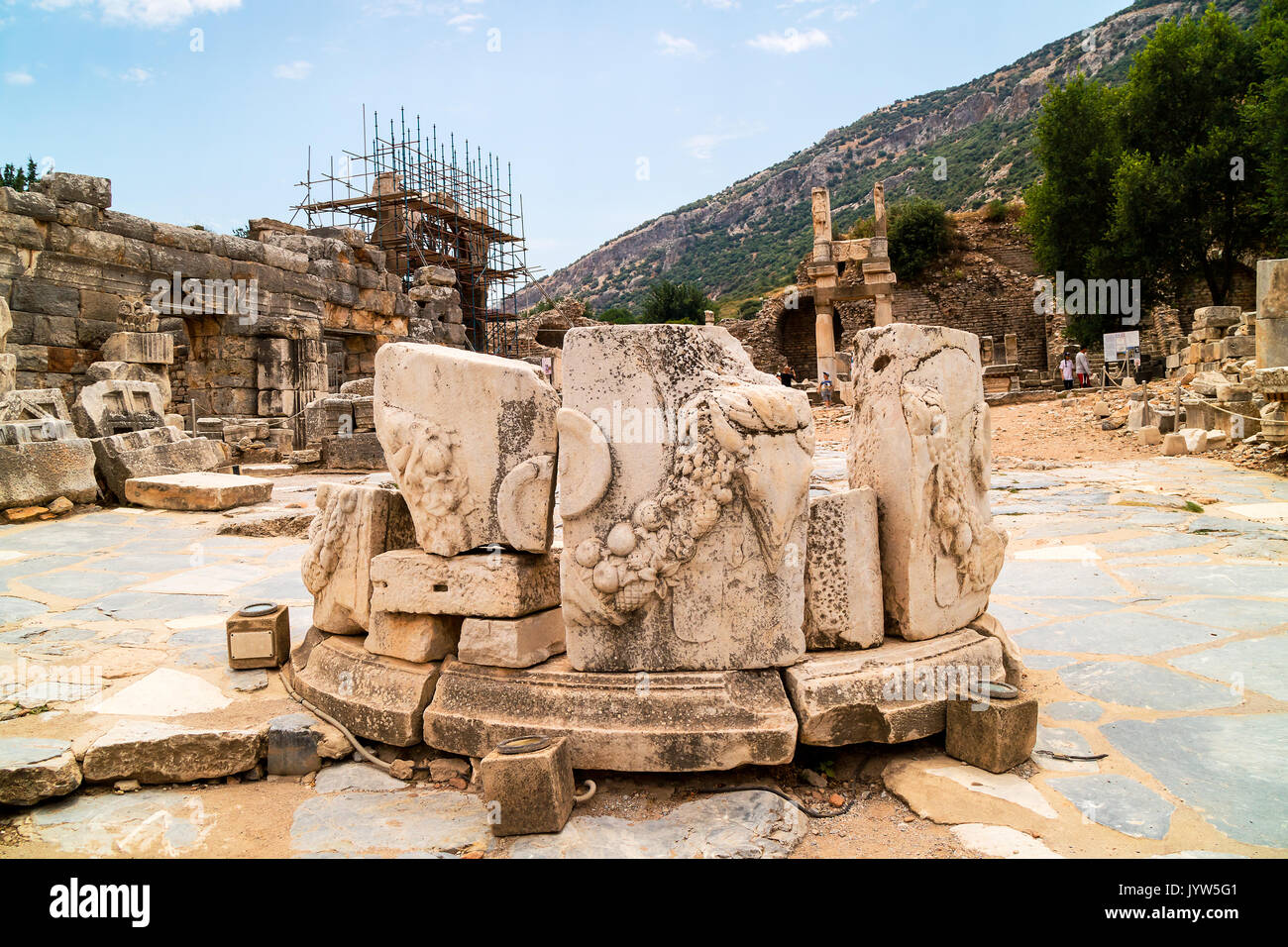 La struttura circolare di resti romani di Altare al Domiziano Square nella città antica di Efeso in Turchia. Foto Stock