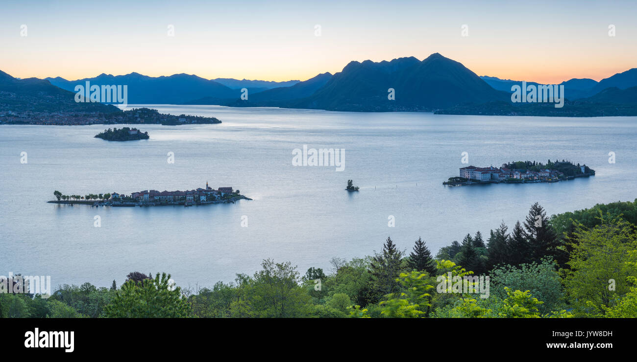 Isole Borromee, Stresa Lago Maggiore, Verbano-Cusio-Ossola, Piemonte, Italia. Vista panoramica sopra le isole all'alba. Foto Stock
