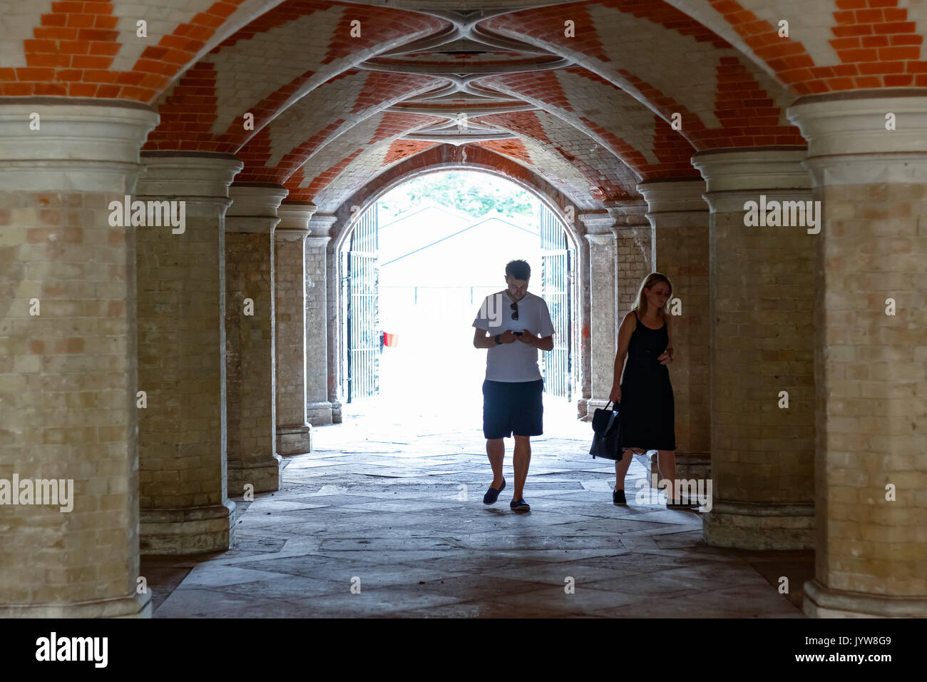 London, Regno Unito - 2 Agosto 2017 - Il palazzo di cristallo alla metropolitana, un vittoriano in disuso tunnel pedonale nel sud di Londra Foto Stock