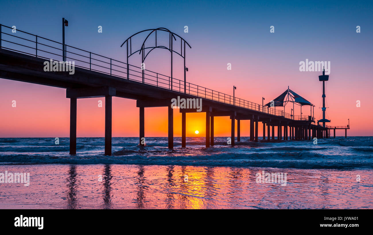 La spiaggia di Brighton jetty silhoutte al tramonto, Sud Australia Foto Stock